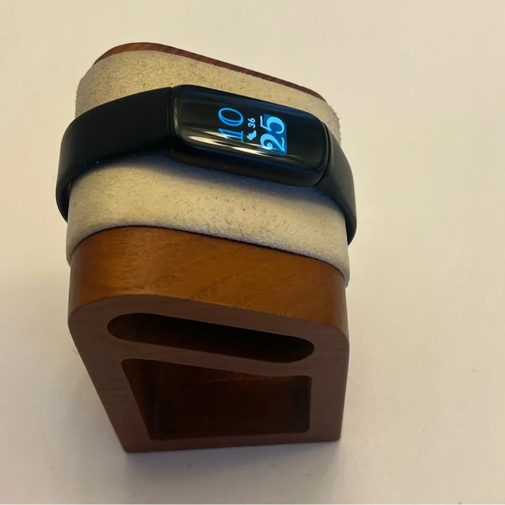 Fitbit Luxe, Tested, Excellent, Charger‎ Included, Black On Black
